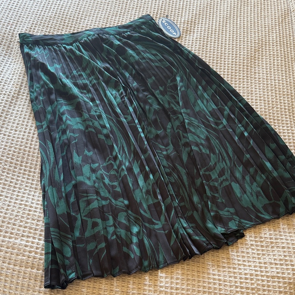 Elegant Green and Black Pleated Skirt